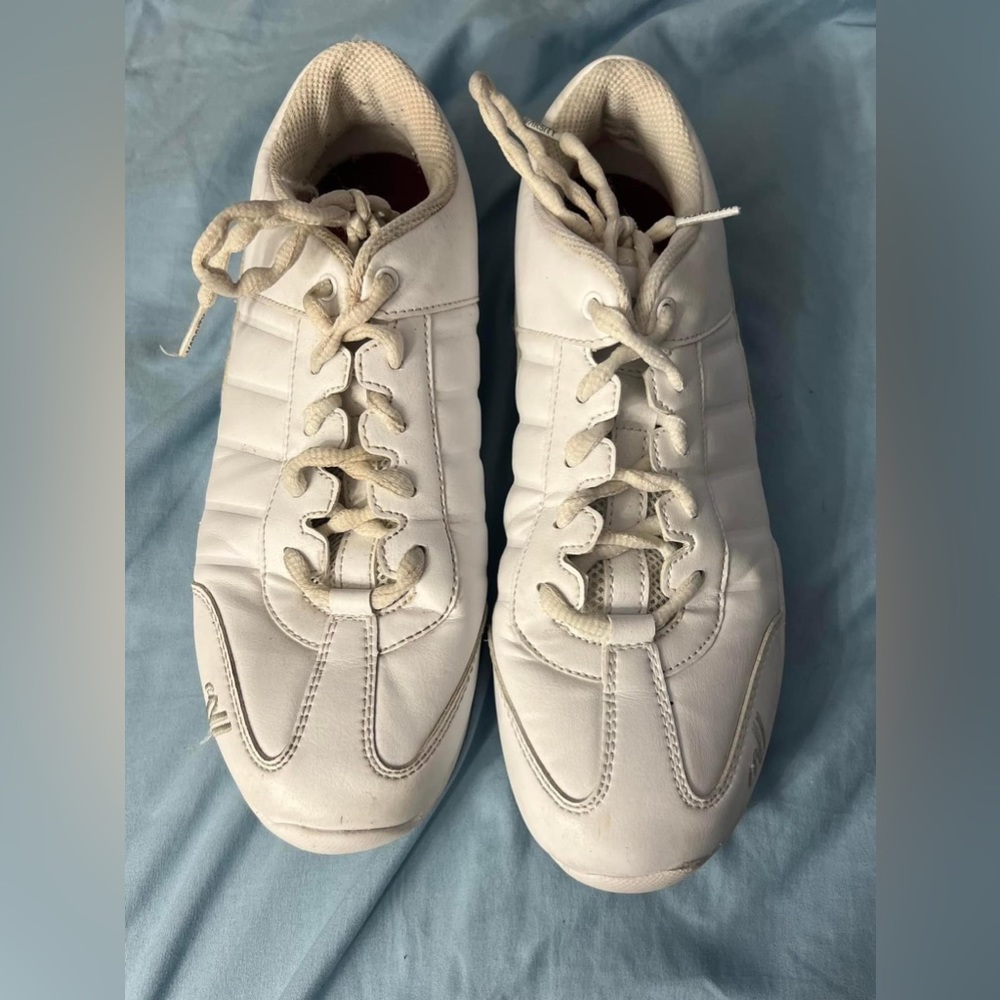 Cheer shoes